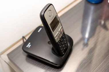 Aynalı bir masada kablosuz bir telefon.
