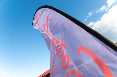 Alttan turuncu harfli plaj bayrağı