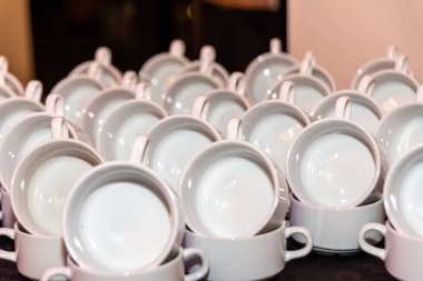 İki kez dekore edilip istiflenen çok sayıda çorba kasesi, bir çorba kasesi diğerinin üzerine dik kondu.