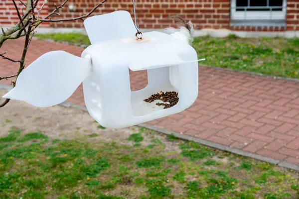 Una Casa Pájaros Hecha Recipiente Plástico Blanco Que Cortaron Las — Foto de Stock