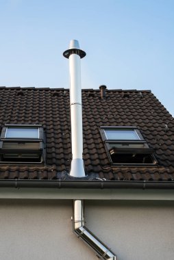 Seeburg, Brandenburg / Almanya - 09.23.2018: Dışarıdaki bir eve bağlı değerli bir metal baca. Bu bacalar şömine ve sobalara uygun..