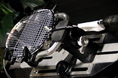 Oyun sırasında gerilim için özel teçhizat badminton raketleri. esneme ve badminton raketini tamir etme.