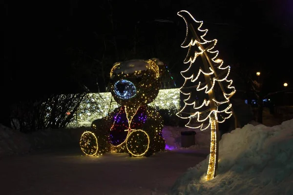 Светодиодные фигуры Рождество сосна и большой рождественский медведь. концепция праздничного оформления улиц и домов во время освещения . — стоковое фото
