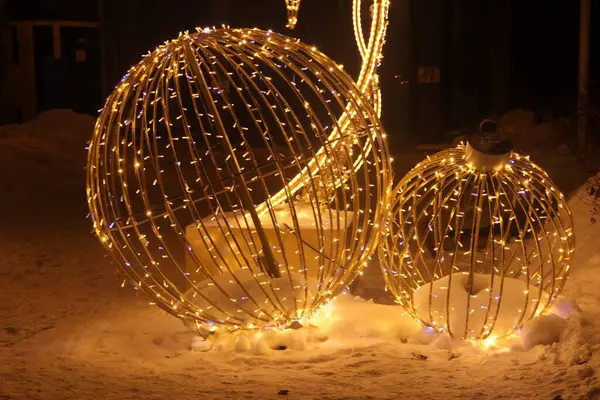 Glowing composition Holiday installation dimensional figure a Christmas balls is located in the winter city park — Stock Photo, Image