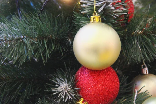 松树圣诞树圣诞装饰。 人造云杉，饰有花环、金和红玻璃球。 案文的篇幅 — 图库照片