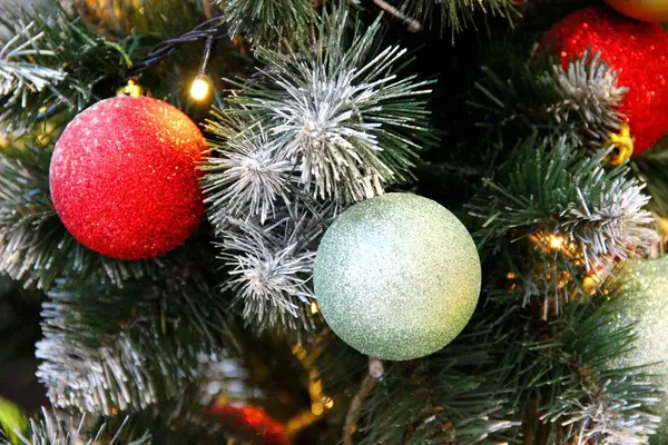 Kerstballen. Kerst groene boom en glazen speelgoed zilver en rode ballen decoratie — Stockfoto