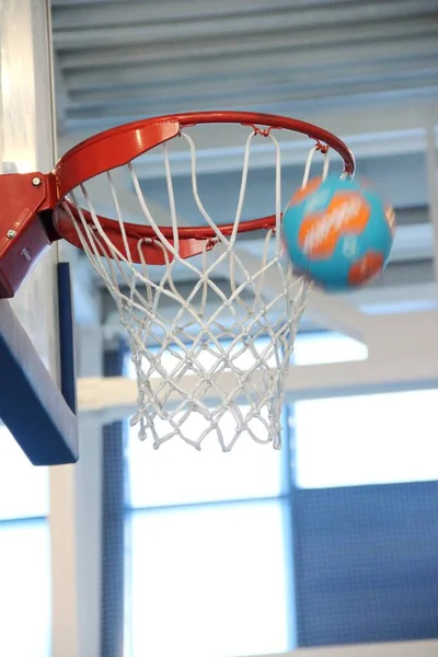 Baloncesto aro y balonmano, borroso por el tráfico pasado. perdió la marca — Foto de Stock