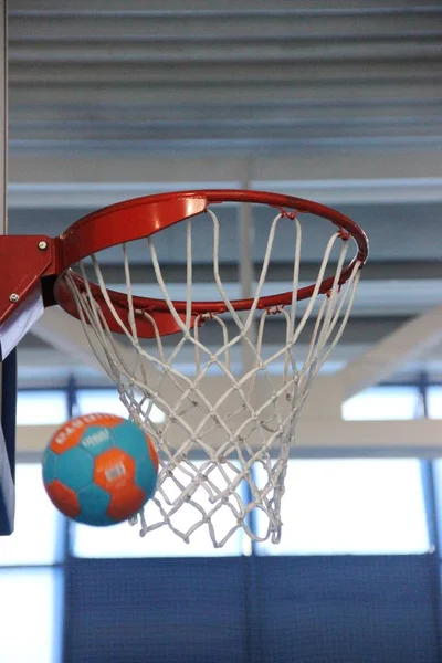 Das Ziel verfehlt. Basketballkorb und Handball, vom Verkehr verwischt. — Stockfoto