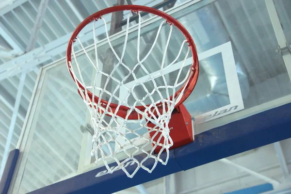 Aro de baloncesto y red blanca en gimnasio interior —  Fotos de Stock