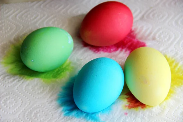 Ovos multicoloridos e traços de um em um guardanapo de papel branco. conceito Preparações de Páscoa . — Fotografia de Stock