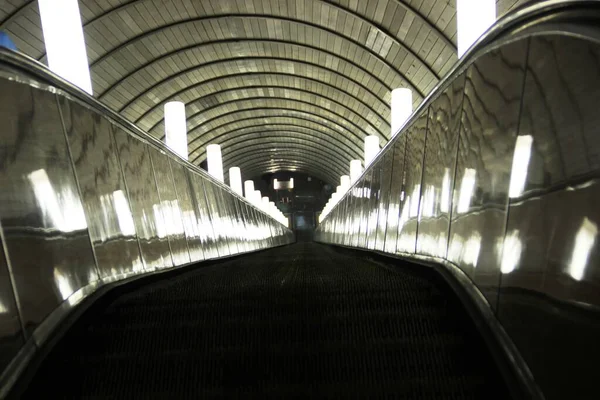 Κυλιόμενες σκάλες στο μετρό. φώτα στις κυλιόμενες σκάλες του μετρό της πόλης — Φωτογραφία Αρχείου