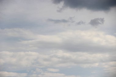 Bulutlu gökyüzü, arka plan. Mavi gökyüzü gri bulutlarla kaplı. Yağmurdan sonra