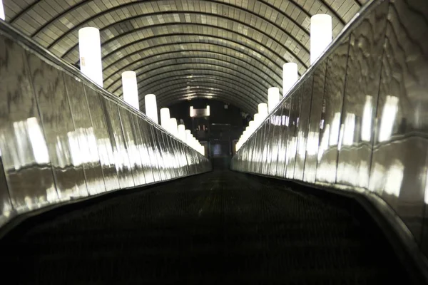 Metroda yürüyen merdiven var. Şehir metrosunun yürüyen merdiveninin ışıkları.