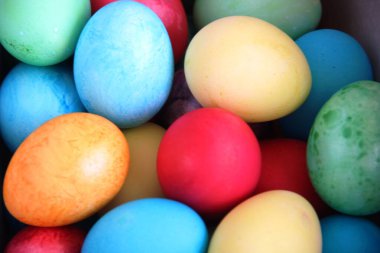 Bir sürü renkli Paskalya yumurtası. Paskalya hazırlıkları. Yumurta boyamak. boyanmış yumurta