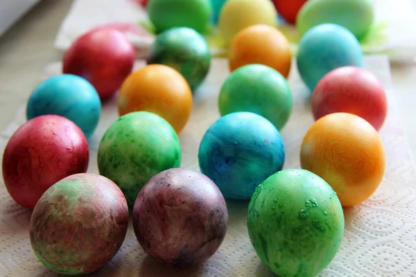 彩蛋上的传送带着色。 色彩斑斓的彩蛋排成一排,节假日的概念 — 图库照片