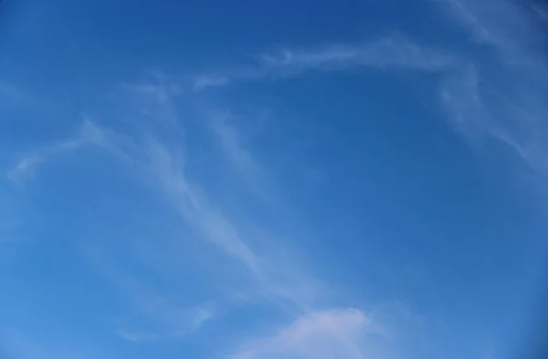 Céu azul brilhante com uma leve névoa de nuvens de penas. céu azul com um toque branco nuvens . — Fotografia de Stock