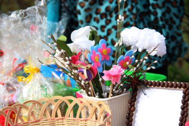 Söğüt dalları, Ortodoks Paskalya hazırlıklarının arka planında hasır sepet elementleri ve kısmen kahve çekirdekli bir çerçeve.