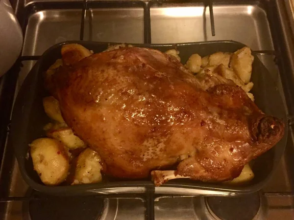 Baked with duck potatoes on the stove. baked duck with golden crust, Provence herbs and yam. — Stock Photo, Image