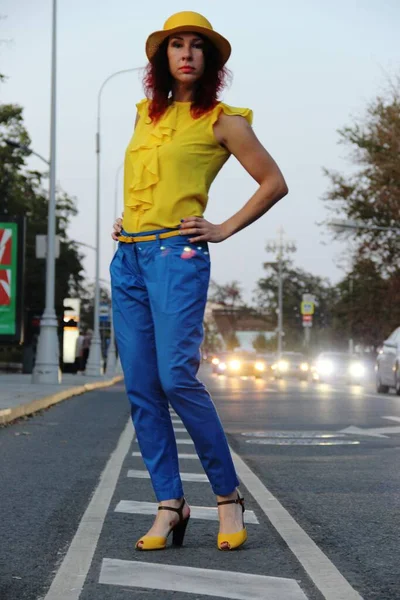 Una Mujer Con Pelo Rizado Rojo Usando Pantalones Clásicos Azules — Foto de Stock