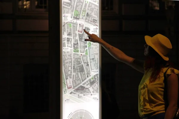 Noche Moscú Concepto Turismo Una Mujer Blusa Amarilla Sombrero Busca —  Fotos de Stock
