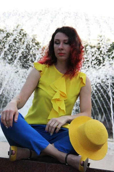 Una Mujer Sienta Pose Loto Con Sombrero Amarillo Regazo Traje — Foto de Stock