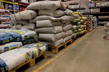Moskova, Rusya - Mayıs 2019: Menzilde kuru karışımlar inşa ediliyor. İnşaat ve onarım için büyük bir hipermarket. İnşaat ve onarım için büyük bir hipermarket. Poşetlerle dolu bir depo. Yapı malzemeleri deposu