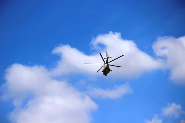 Вертолет Голубом Небе Кучей Облаков Избирательный Фокус — стоковое фото
