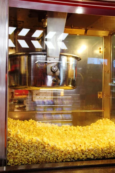 Maszyna do popcornu. brudne maszyny szklane do produkcji popcornu — Zdjęcie stockowe