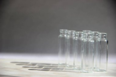 Şeffaf camlı laboratuvar camları. Laboratuvar araştırma ve geliştirme konsepti. Kimya veya tıp testi. bilim adamı örneği.