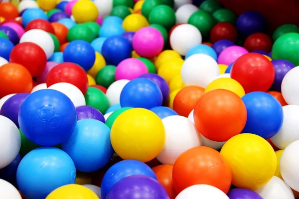 Fundo sólido brilhante bolas multicoloridas para piscina seca — Fotografia de Stock