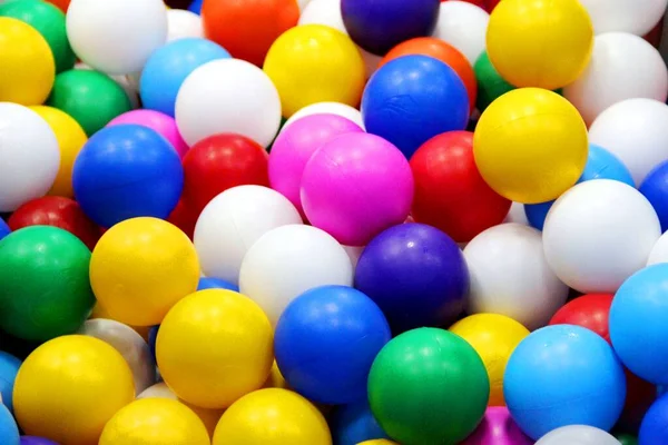 Bolas multicoloridas brilhantes para piscina seca, fundo sólido, foco seletivo — Fotografia de Stock