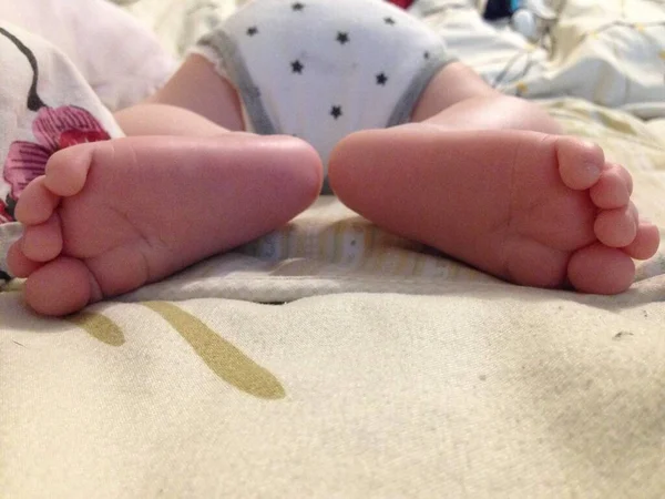 Talon de bébé. deux talons d'enfants dans des directions différentes, les premières photos nouveau-né — Photo