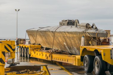 Denizaltı Cangas nehrinde mahsur kaldı.