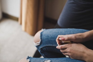 Elinde telefon 8019 kavrama.