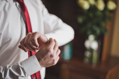 Adam düğmeleri düğmesi 8033 kol beyaz gömlek üzerine.