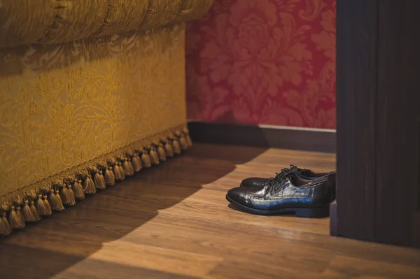 Mens black dress shoes near the closet 8015. — Stock Photo, Image