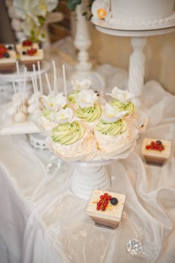 Küçük tatlı lezzetli kek 8042 tabloyla.