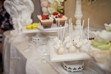 Küçük tablo ile tatlı lezzetli kek 8043.