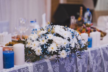 8086 masada papatyalar bir çelenk.