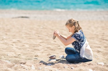 Çocuk büyük taşlar 8361 çalış.