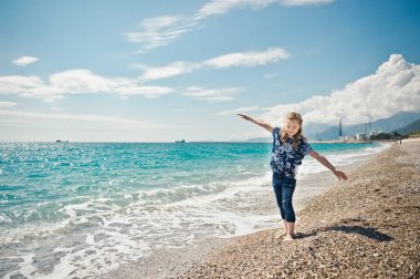 Çocuk sörf 8372 kenarında Dengeleme.