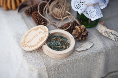 Tablo w bir arka plan üzerinde düğün süslemeleri için yuvarlak kutu