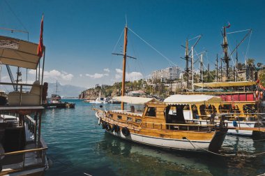 Marina port ve onlara bağlı kalarak üzerinden tatil beldesi yas