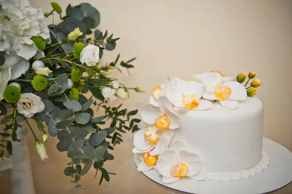 Flores adornaban la mesa con dulces postres y pasteles 8051 . —  Fotos de Stock