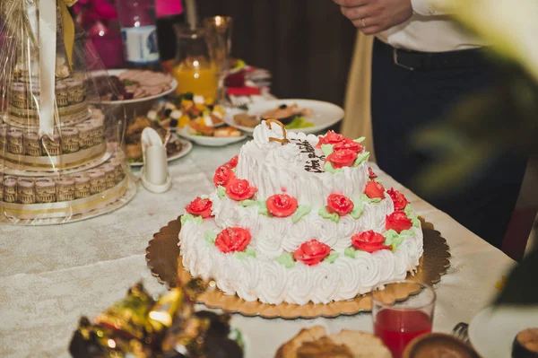 Una torta enorme con fiori rosa dalla crema 8067 . — Foto Stock