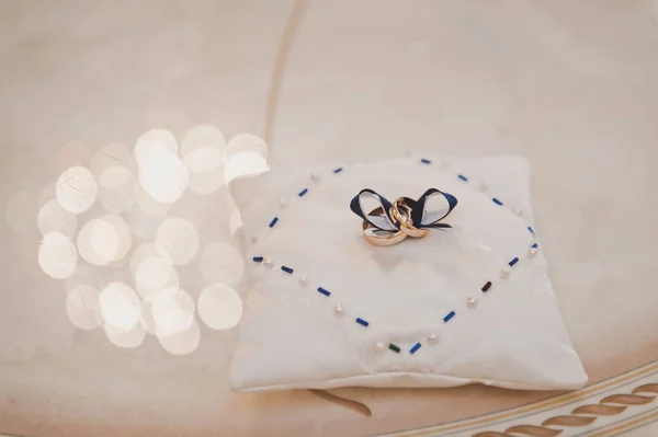 Wedding rings on pillow fabric 8073. — Stock Photo, Image