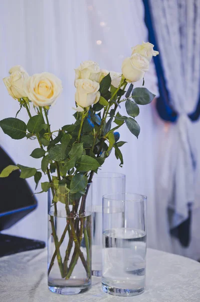 Beige roses in a transparent vase with water — Stock Photo, Image