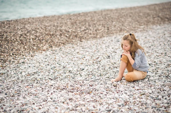 Девушка отдыхает на галечном пляже 8207 . — стоковое фото