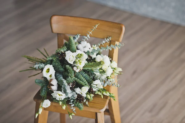 Un bouquet de fleurs sur une petite chaise 8223 . — Photo
