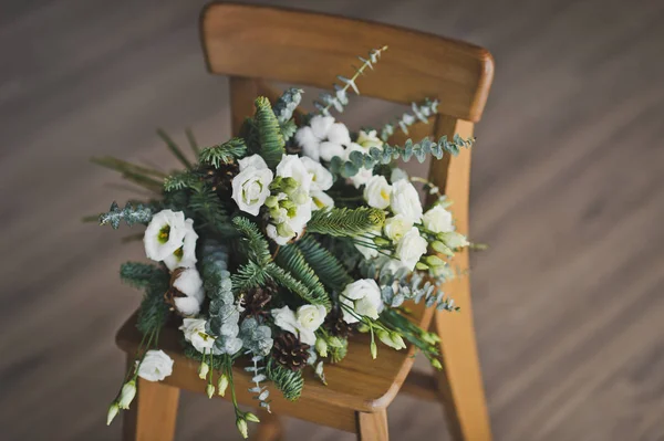 Un bouquet de fleurs sur une petite chaise 8224 . — Photo